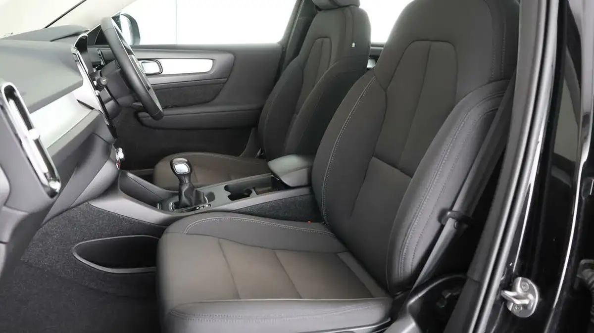2022-volvo-xc40-15-t3-momentum-big-14