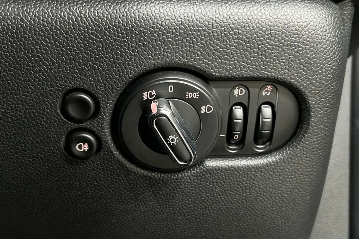 2021-mini-cooper-15-cooper-classic-hatchback-3d-big-36