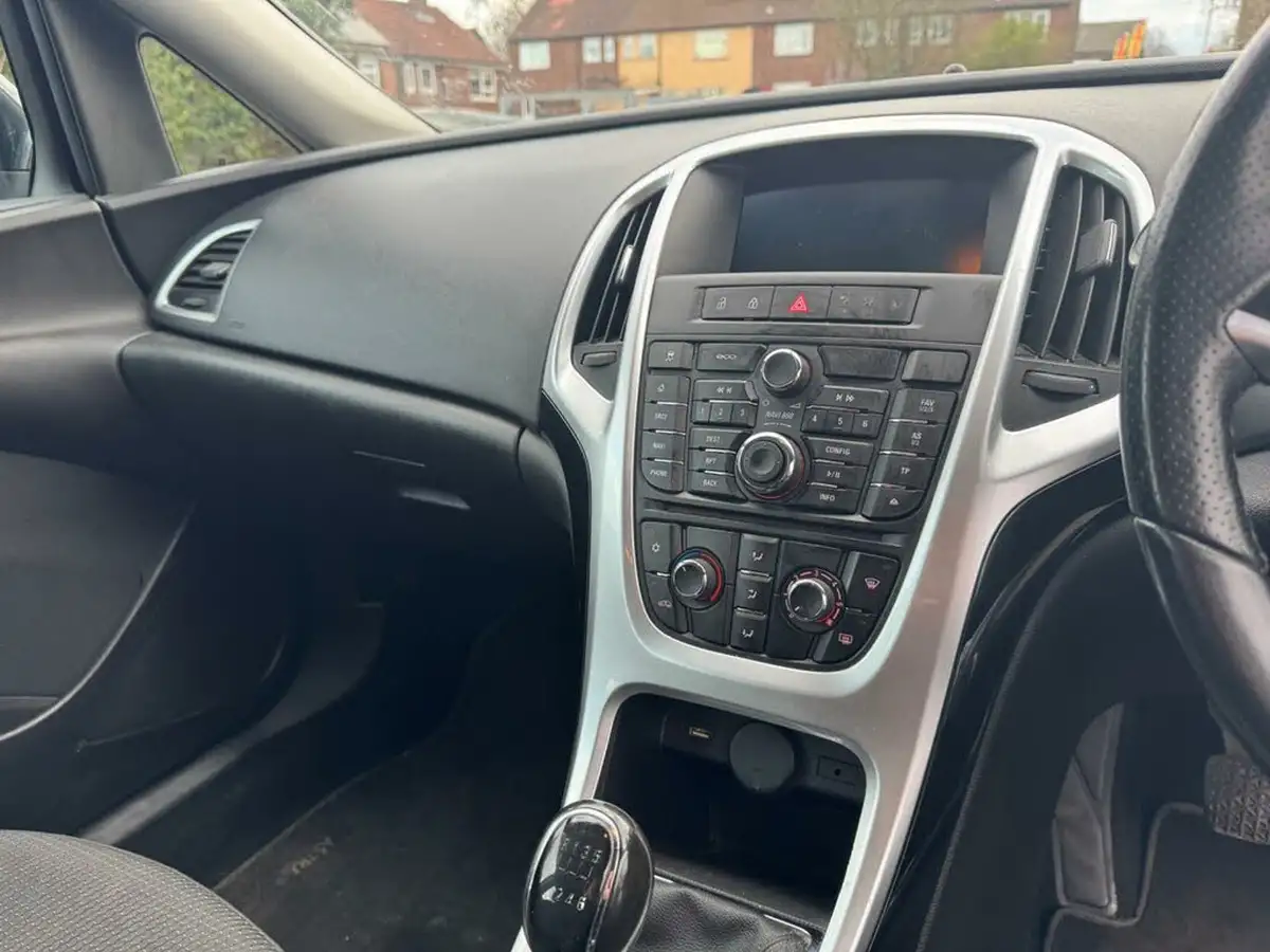 2014-vauxhall-astra-20cdti-tech-line-gt-16v-ss-big-5