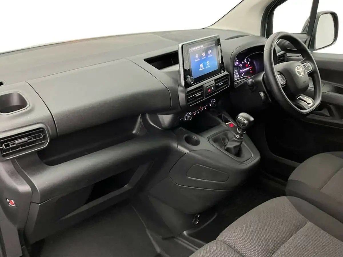 2023-toyota-proace-city-15d-icon-l1-big-8
