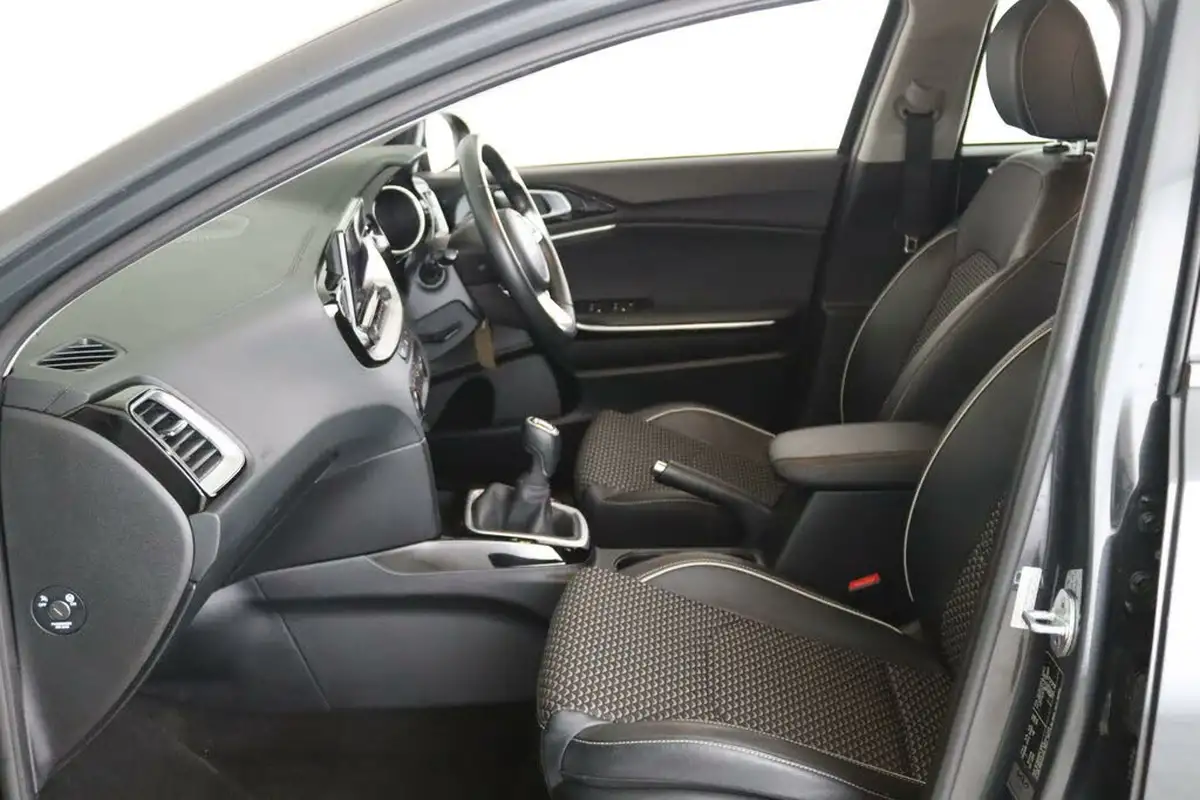 2022-kia-ceed-15-t-gdi-3-hatchback-big-9