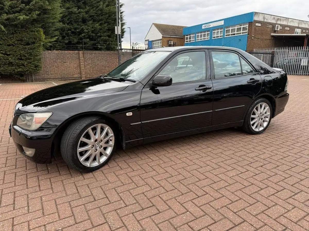 2005-lexus-is-200-20-se-auto-big-9