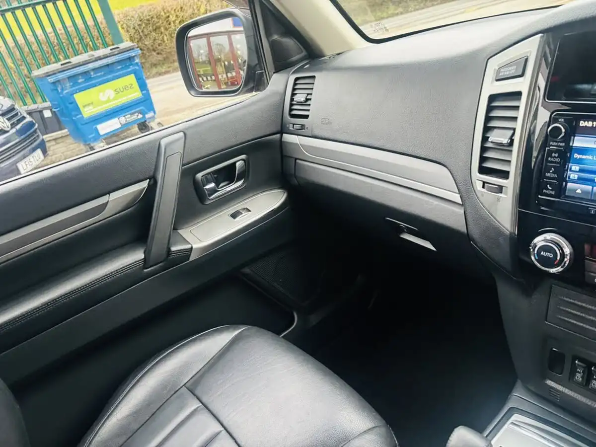 2018-mitsubishi-shogun-32td-warrior-187bhp-4x4-station-wagon-3d-auto-big-19
