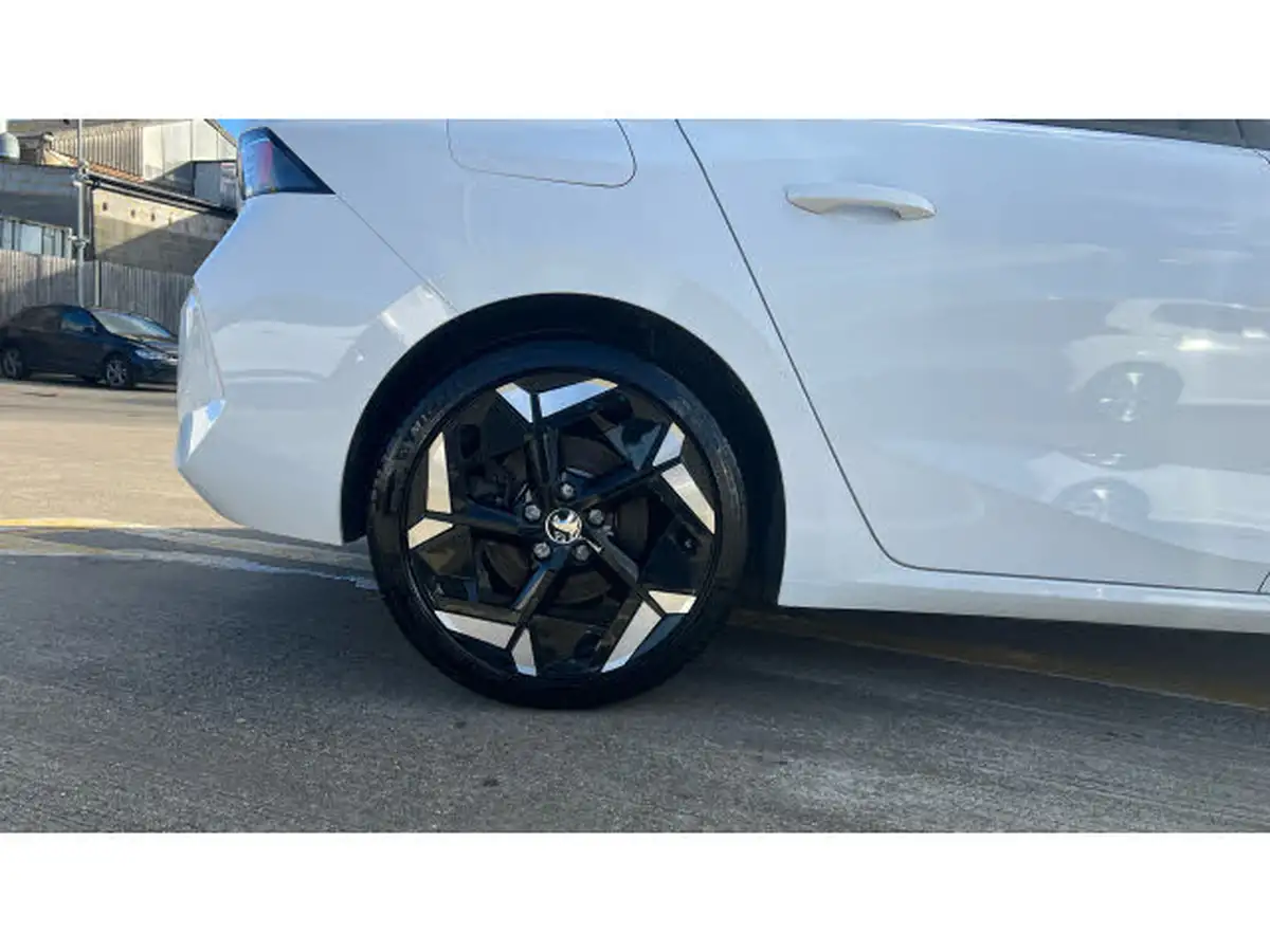 2023-vauxhall-astra-16-gse-225ps-hatchback-big-6