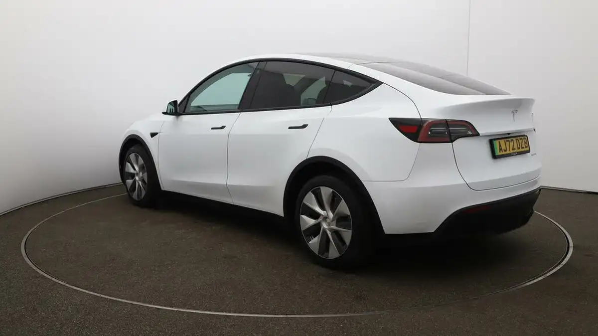 2022-tesla-model-y-e-long-range-big-55