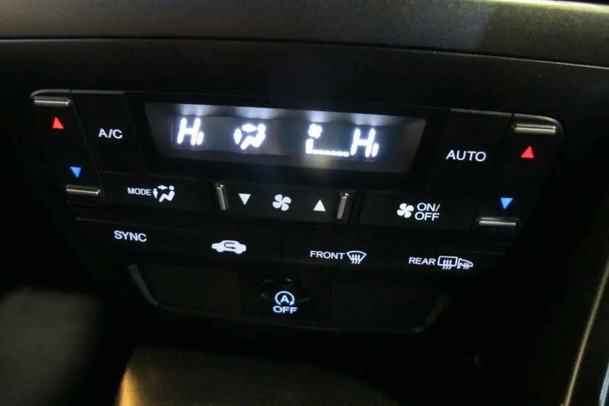 2016-honda-civic-14-i-vtec-se-plus-navi-big-23