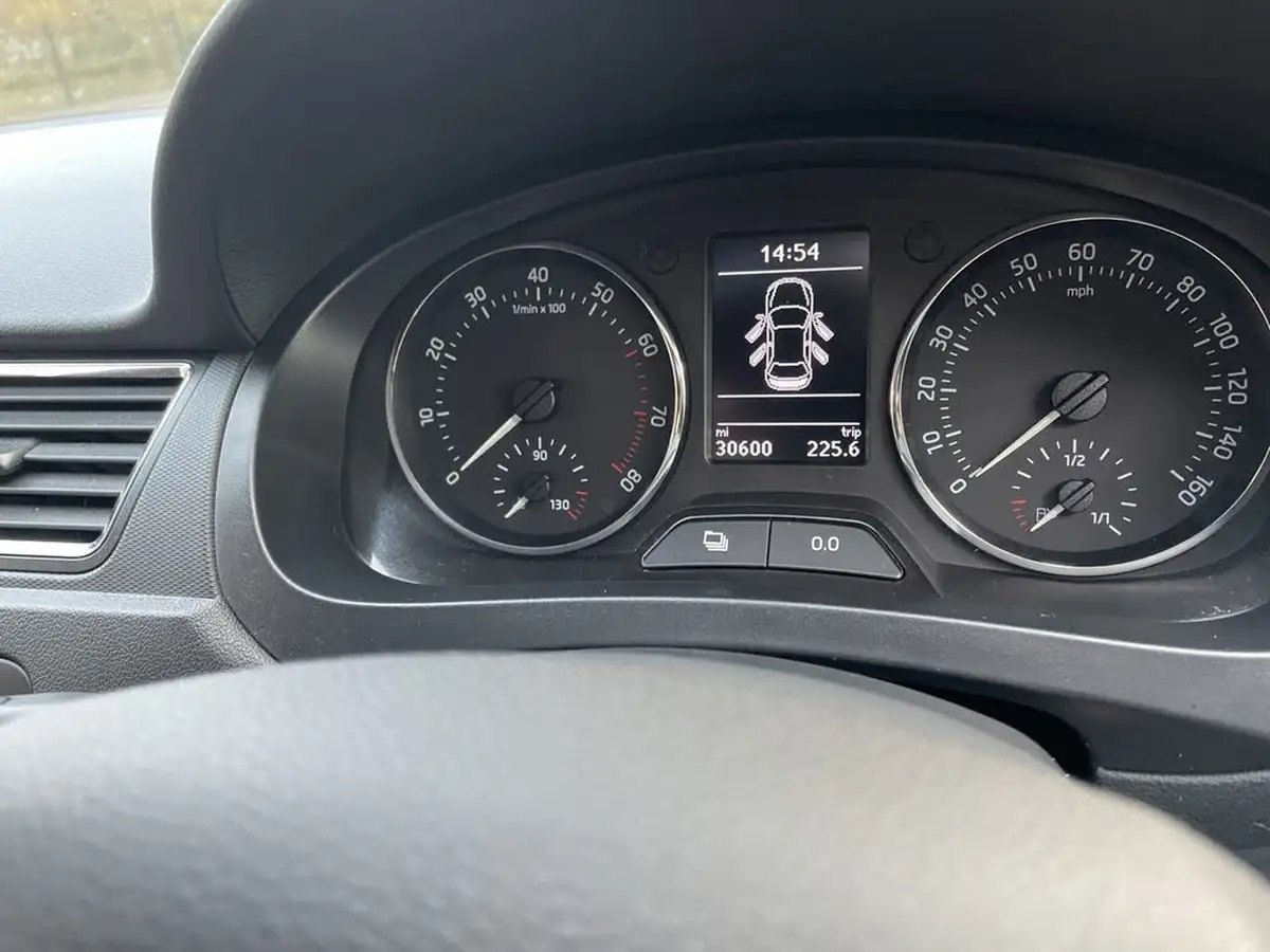 2013-skoda-rapid-12-elegance-greentech-big-8