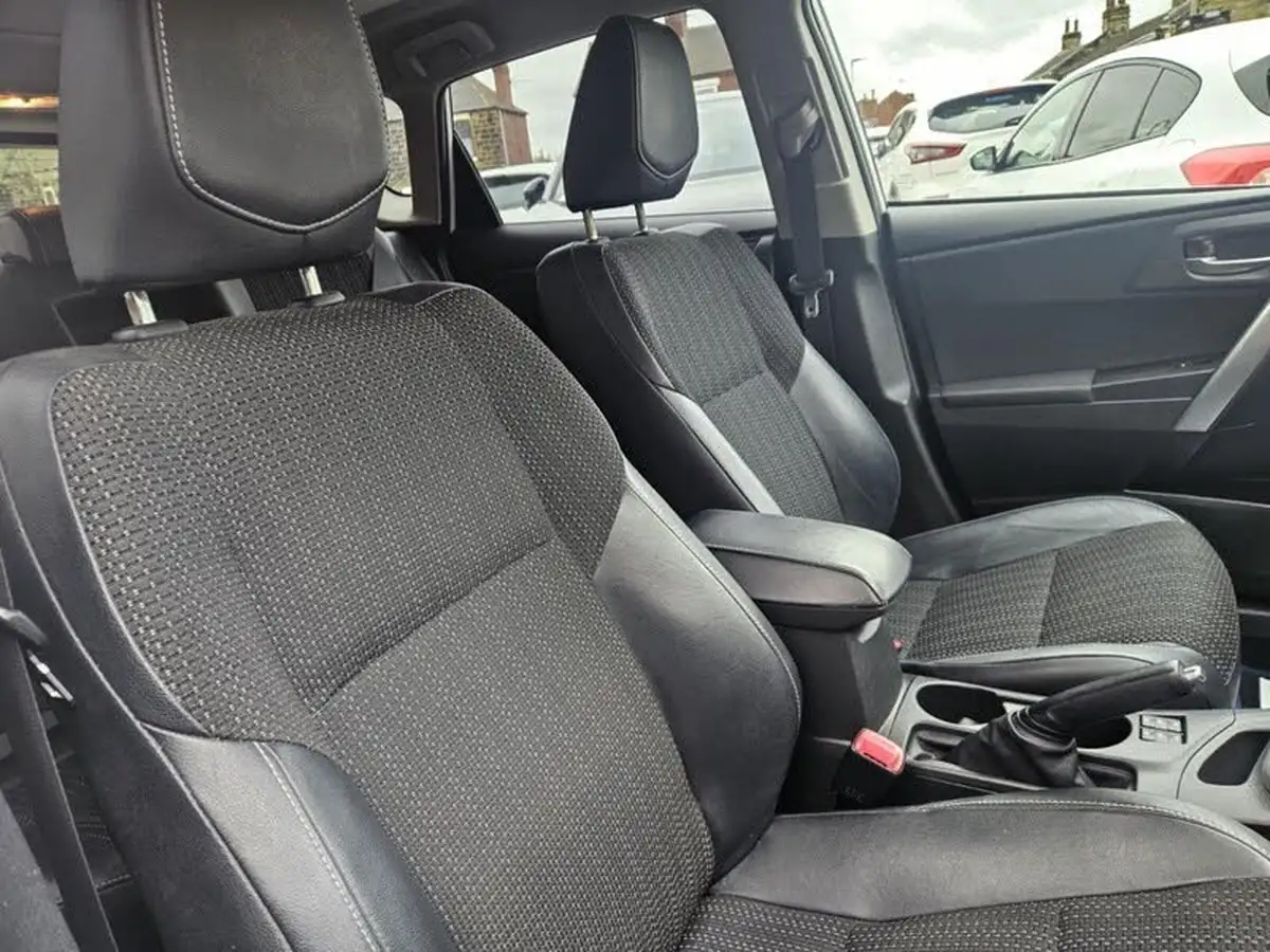 2015-toyota-auris-18-vvt-i-hsd-excel-hatchback-e-cvt-big-14
