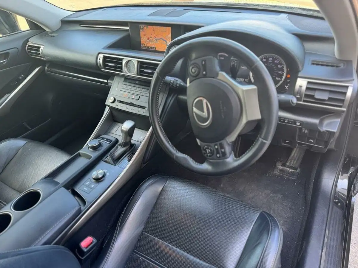 2014-lexus-is-300h-25-executive-edition-big-40