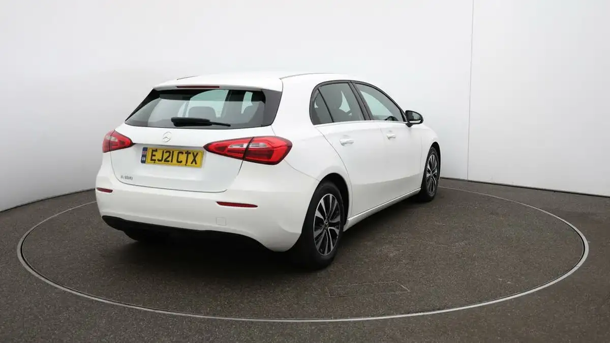2021-mercedes-benz-a-class-13-a180-se-7g-dct-big-46