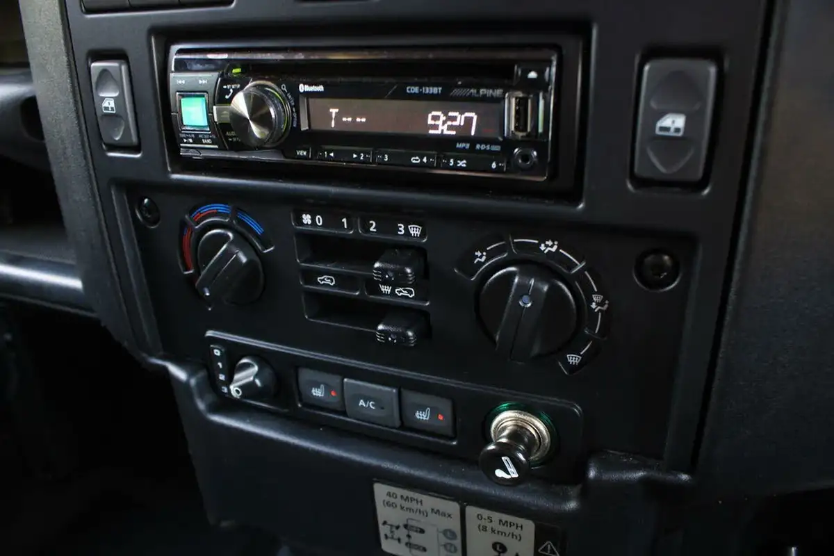 2015-land-rover-90-defender-22td-xs-station-wagon-3-drs-big-16