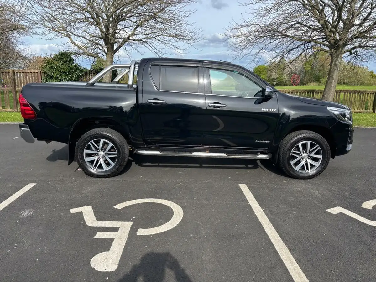 2018-toyota-hi-lux-24d-4d-invincible-at35-32t-auto-big-7