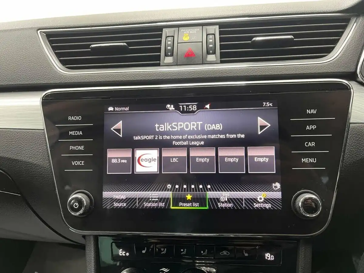 2022-skoda-superb-14-tsi-se-technology-218ps-hatchback-big-18
