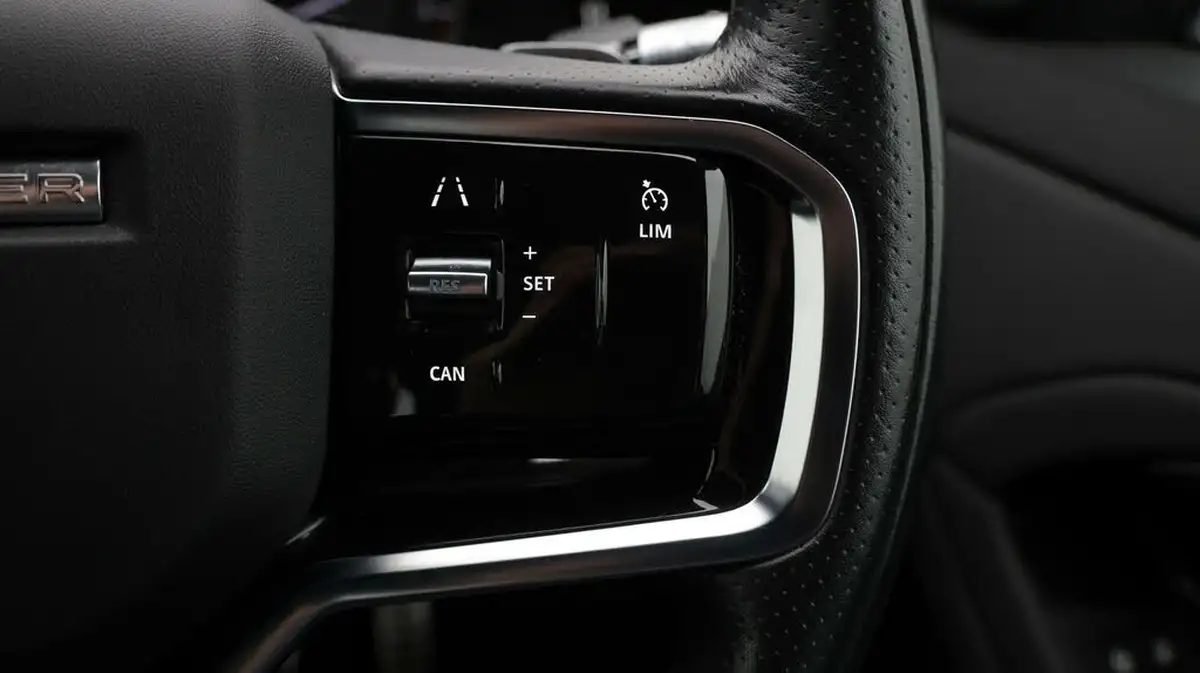 2021-land-rover-range-rover-evoque-15-p300e-r-dynamic-s-big-25
