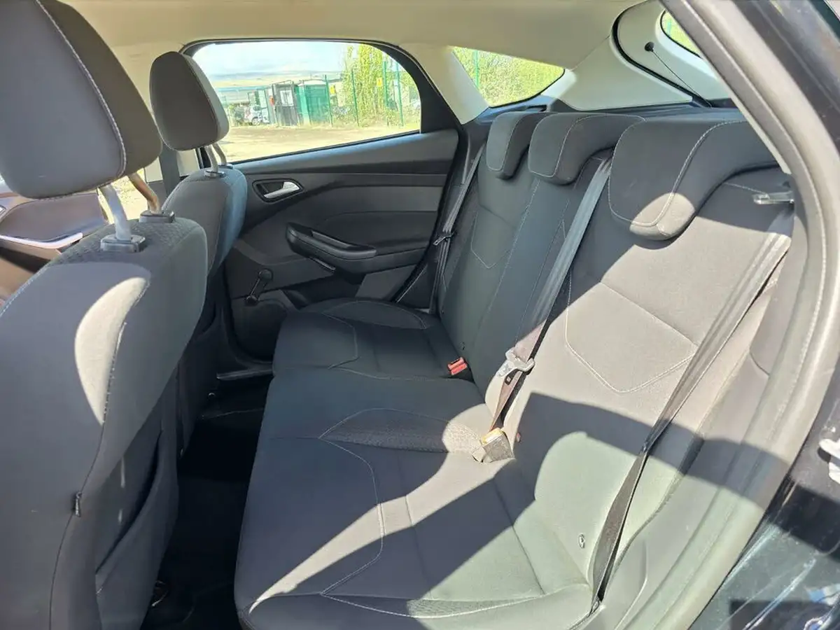 2015-ford-focus-16-zetec-hatchback-big-25