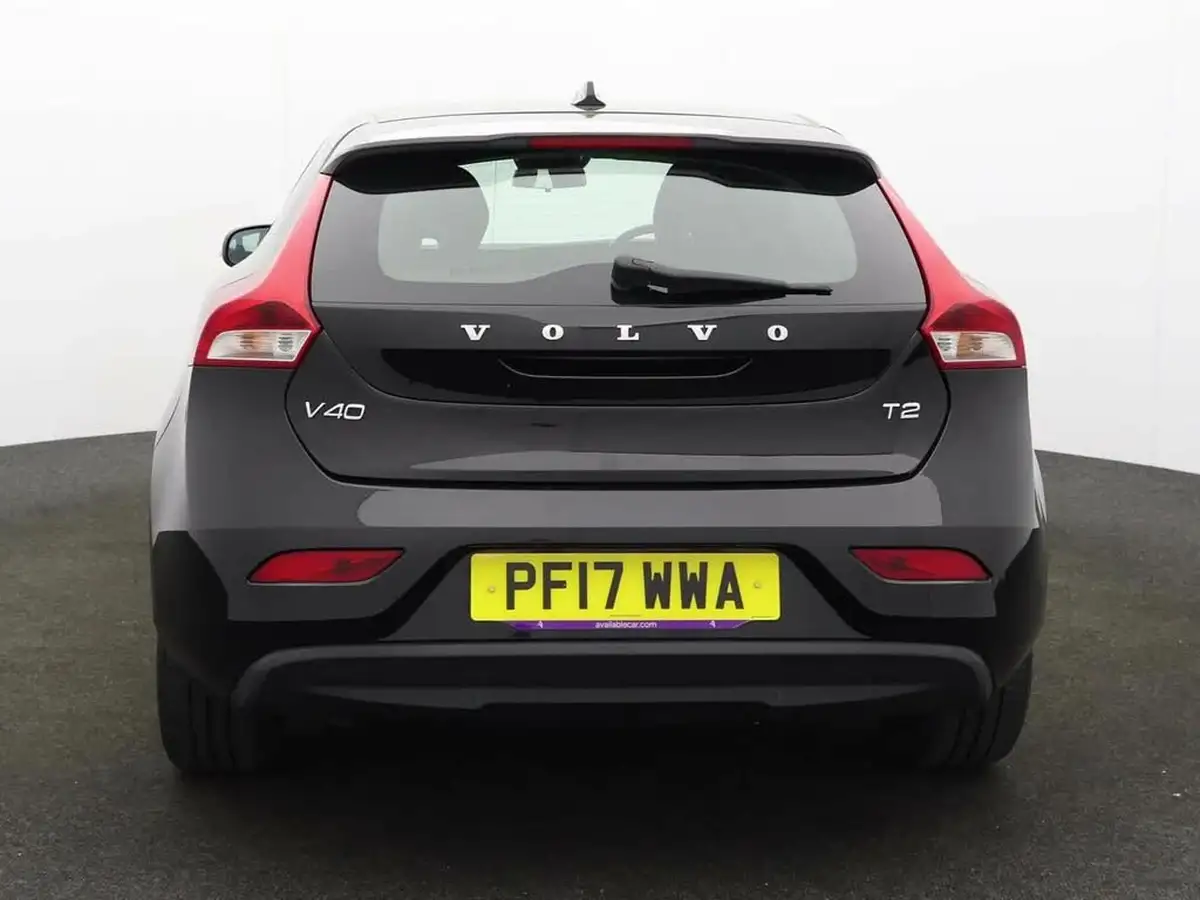 2017-volvo-v40-20-t2-momentum-nav-plus-big-2
