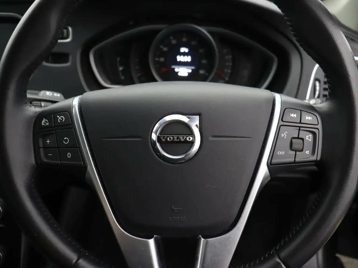 2017-volvo-v40-20-t2-momentum-nav-plus-big-21