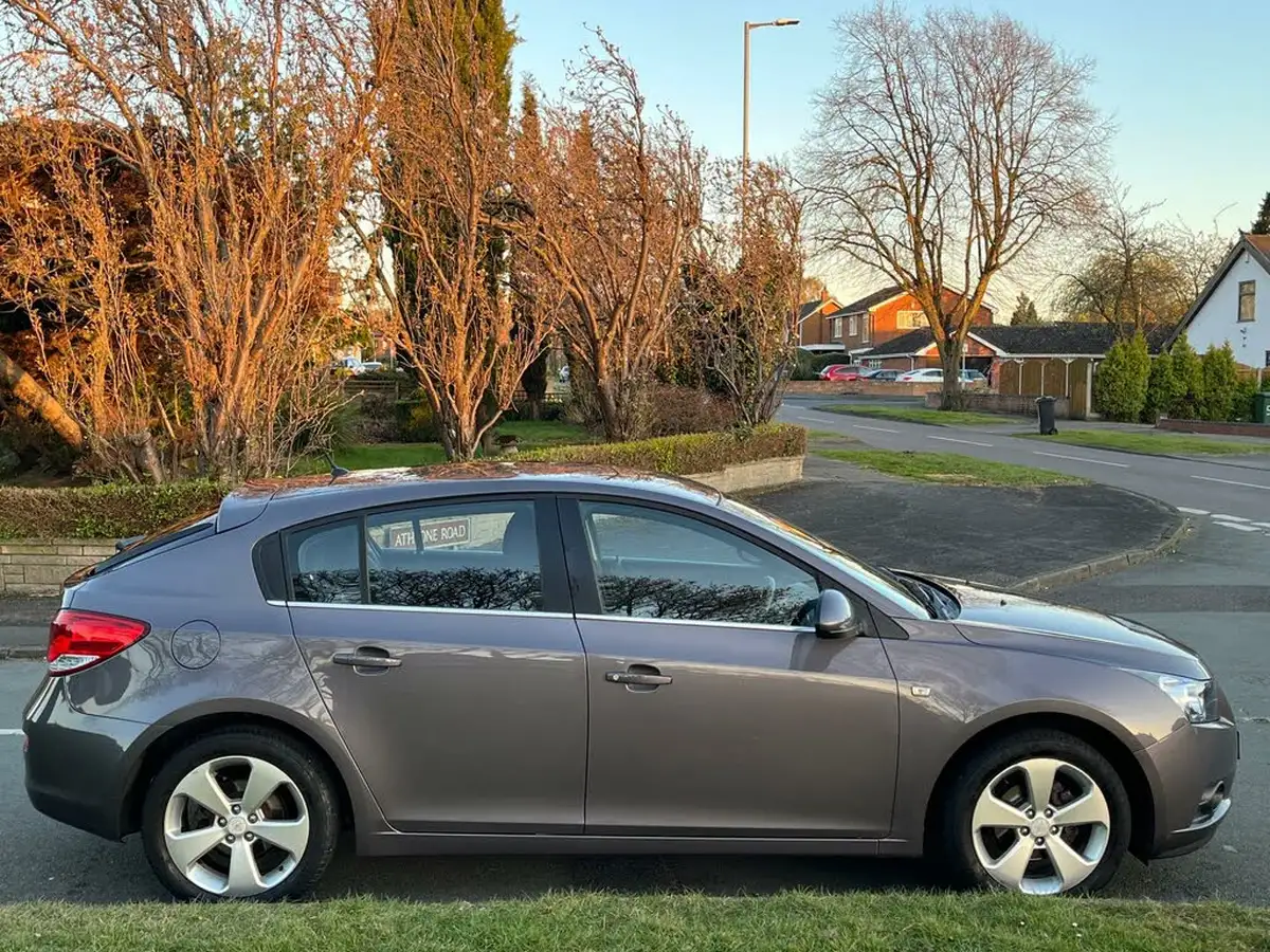 2012-chevrolet-cruze-18-ltz-auto-big-1