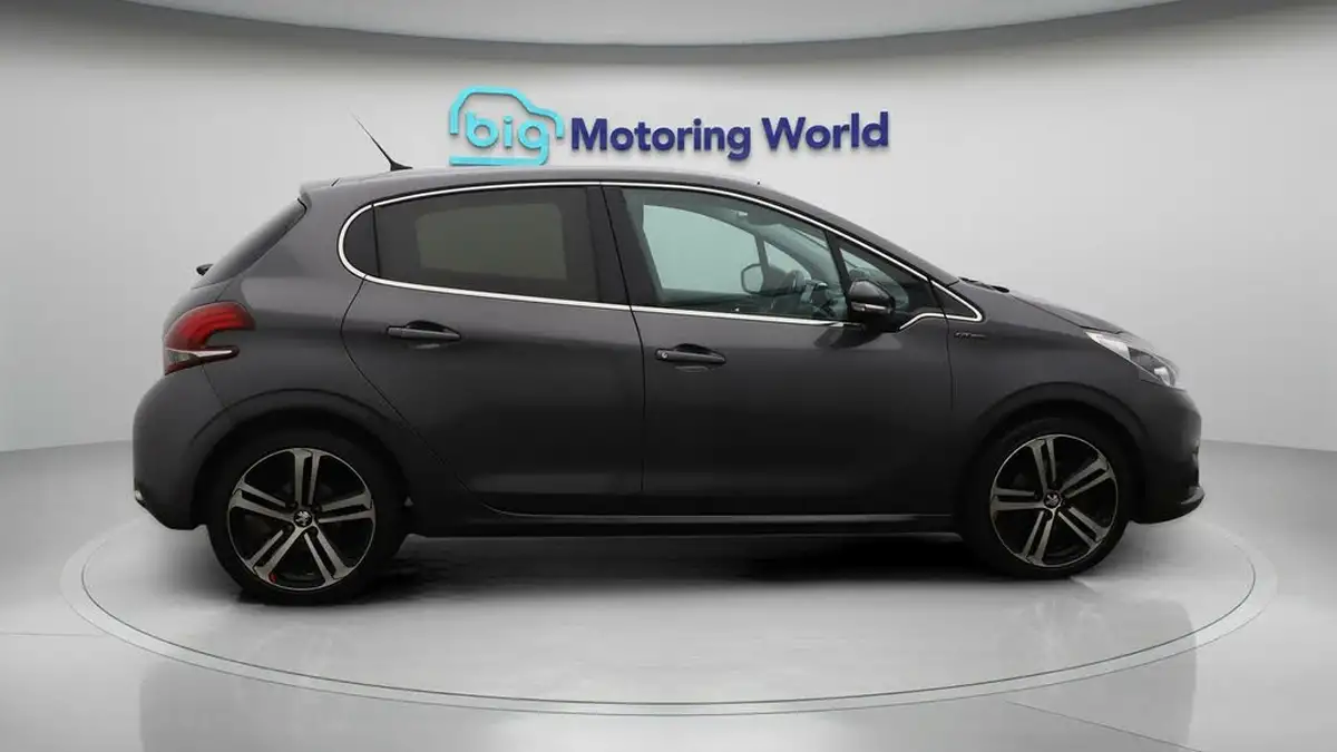 2019-peugeot-208-12-puretech-gt-line-110bhp-big-8