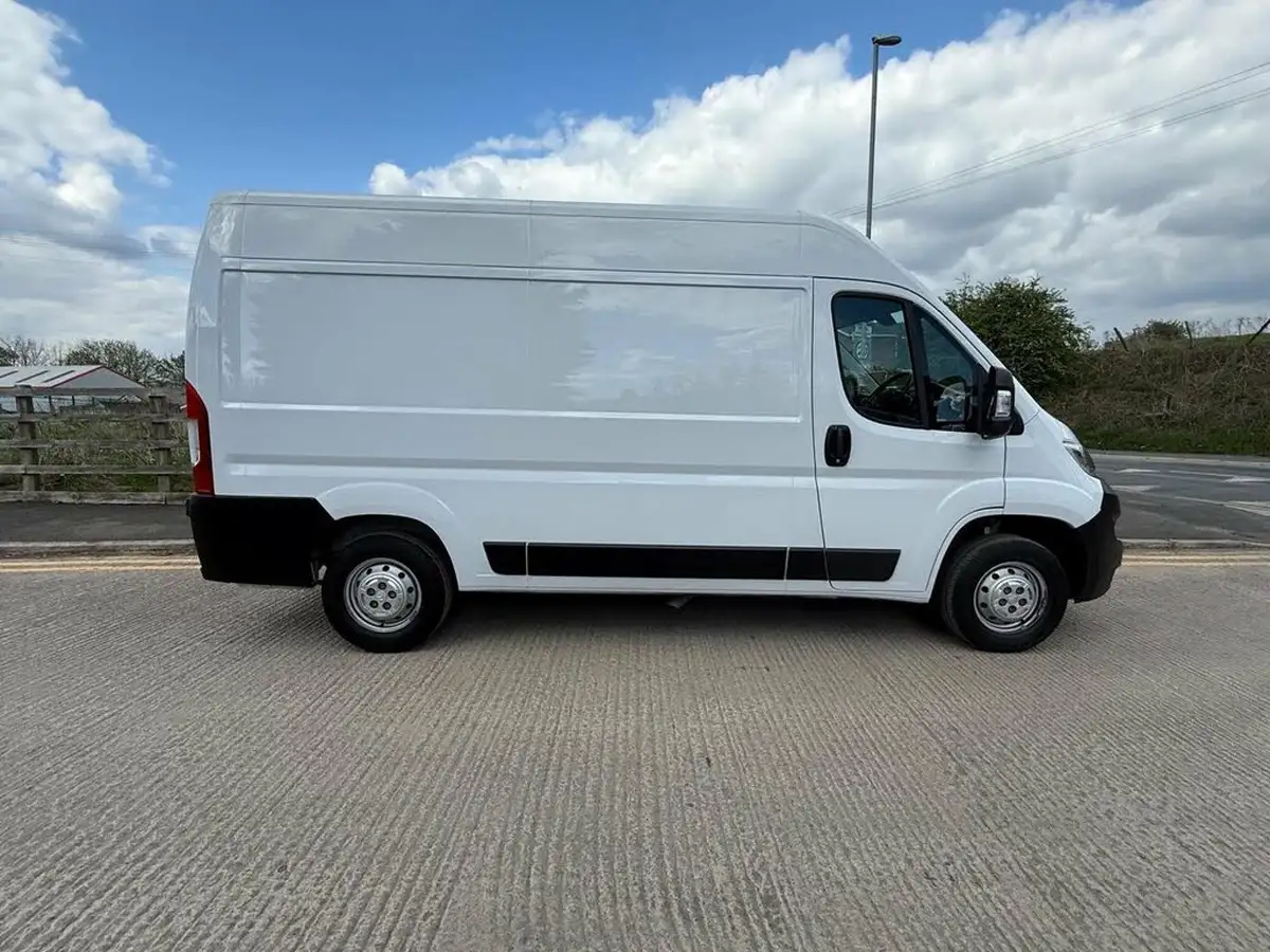 2022-citroen-relay-22bluehdi-35-l2h2-enterprise-big-2