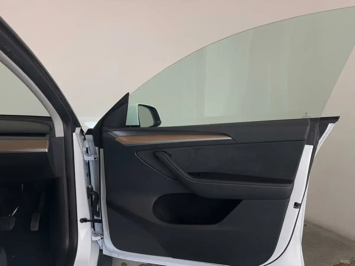 2023-tesla-model-y-e-long-range-big-19