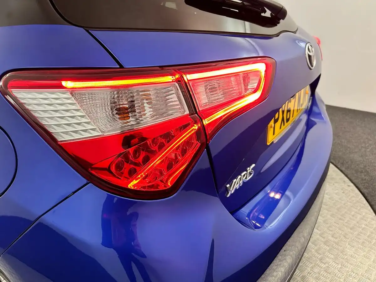 2017-toyota-yaris-15-vvt-i-yellow-bi-tone-limited-edition-hybrid-big-35