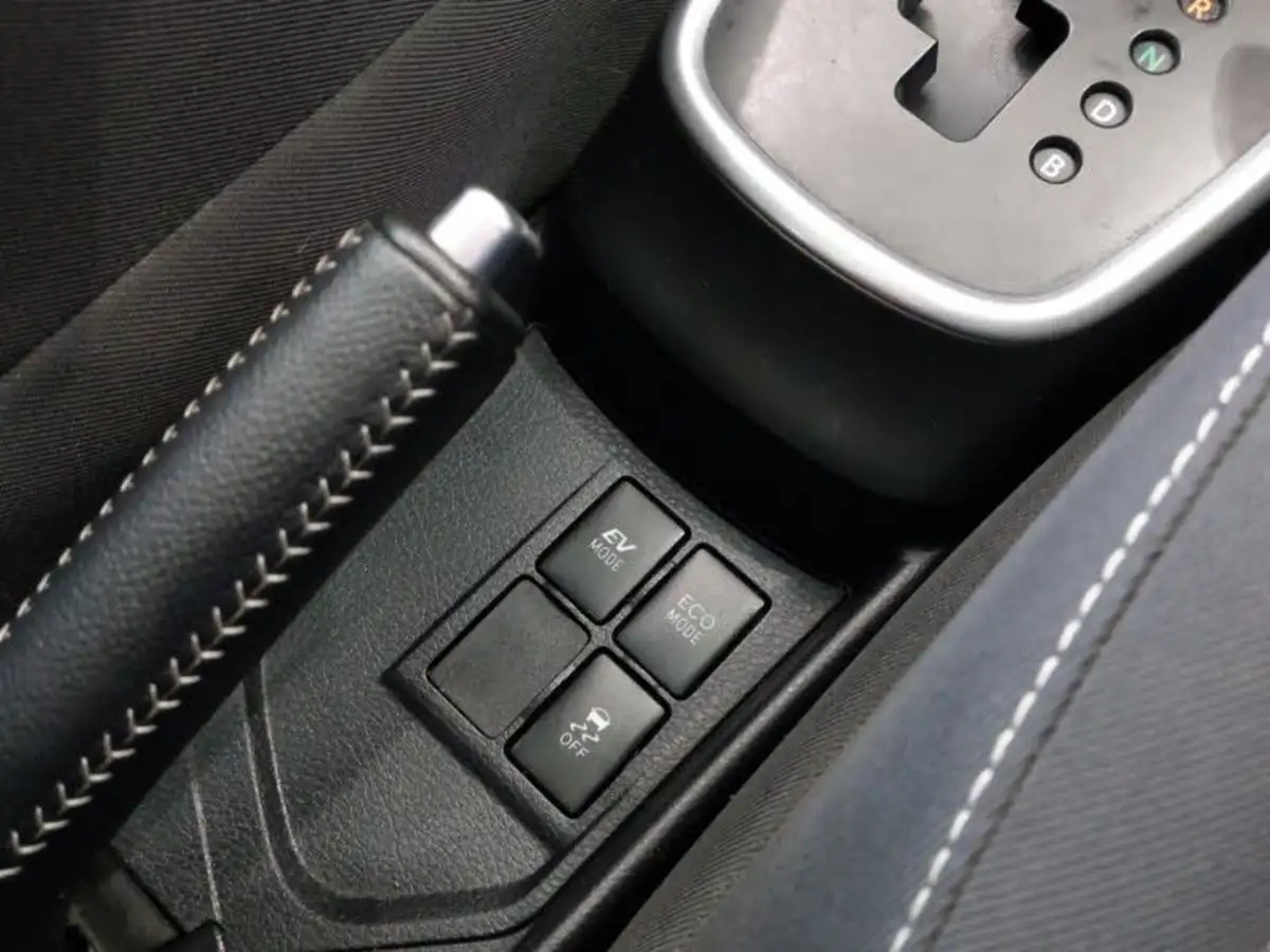 2015-toyota-yaris-15-vvt-i-sport-hybrid-big-15