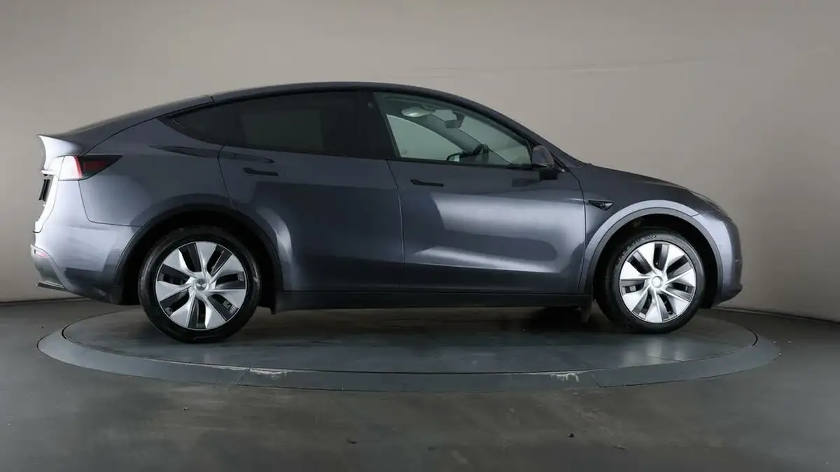 2022-tesla-model-y-e-long-range-big-55