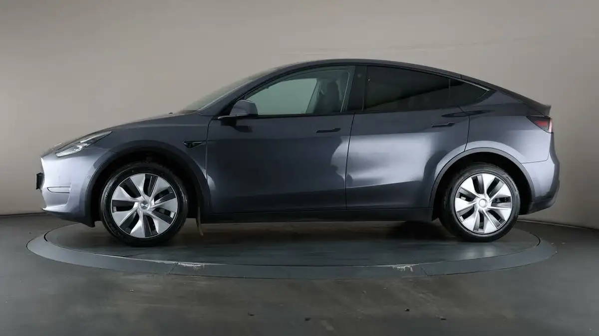 2022-tesla-model-y-e-long-range-big-31