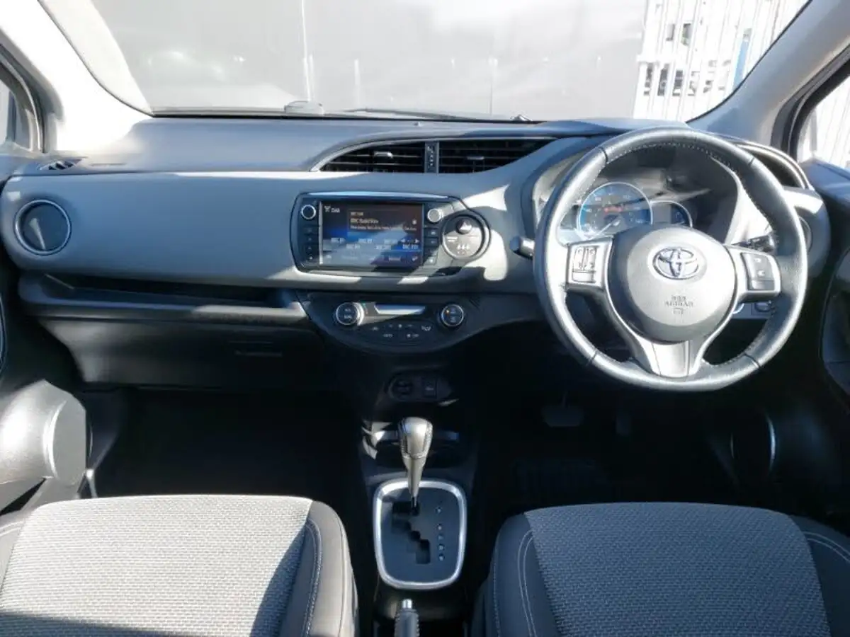 2015-toyota-yaris-15-vvt-i-sport-hybrid-big-2