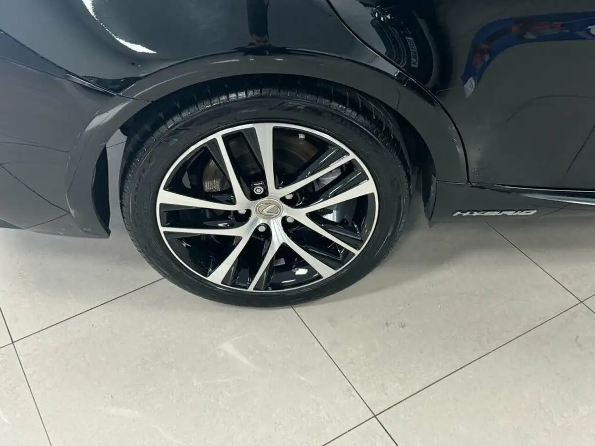 2019-lexus-is-300h-25-is-big-55