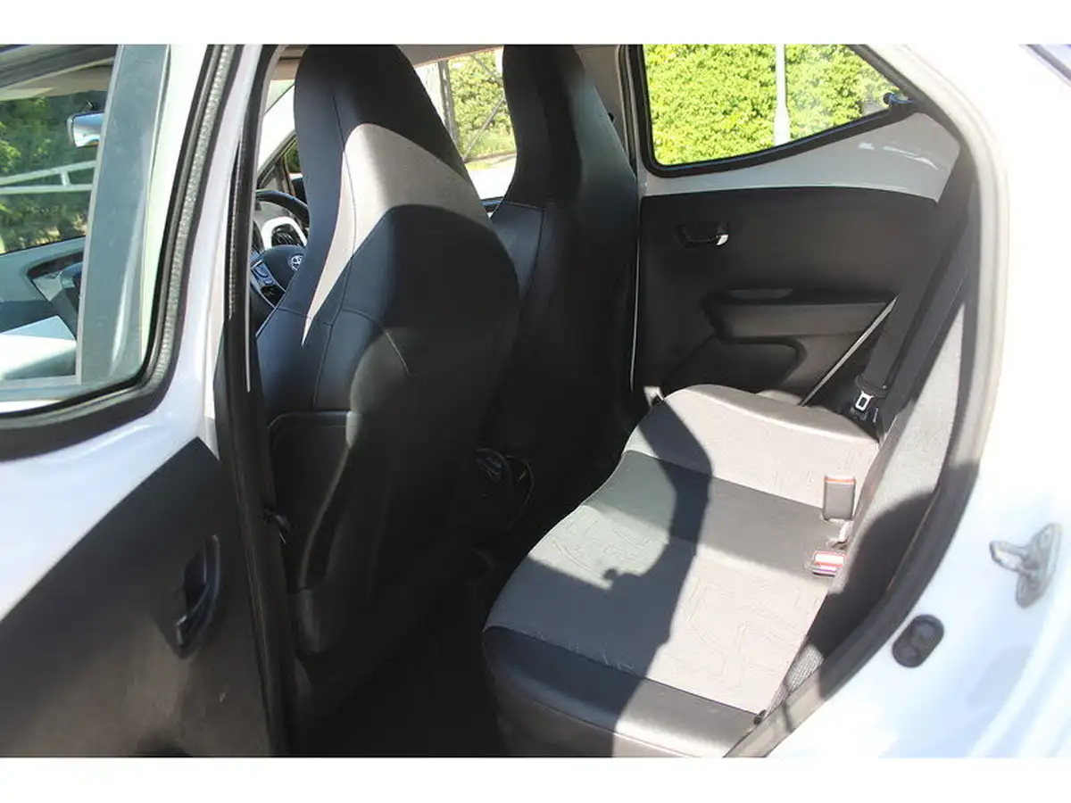 2015-toyota-aygo-10-x-pression-x-wave-x-tra-convenience-x-nav-big-12