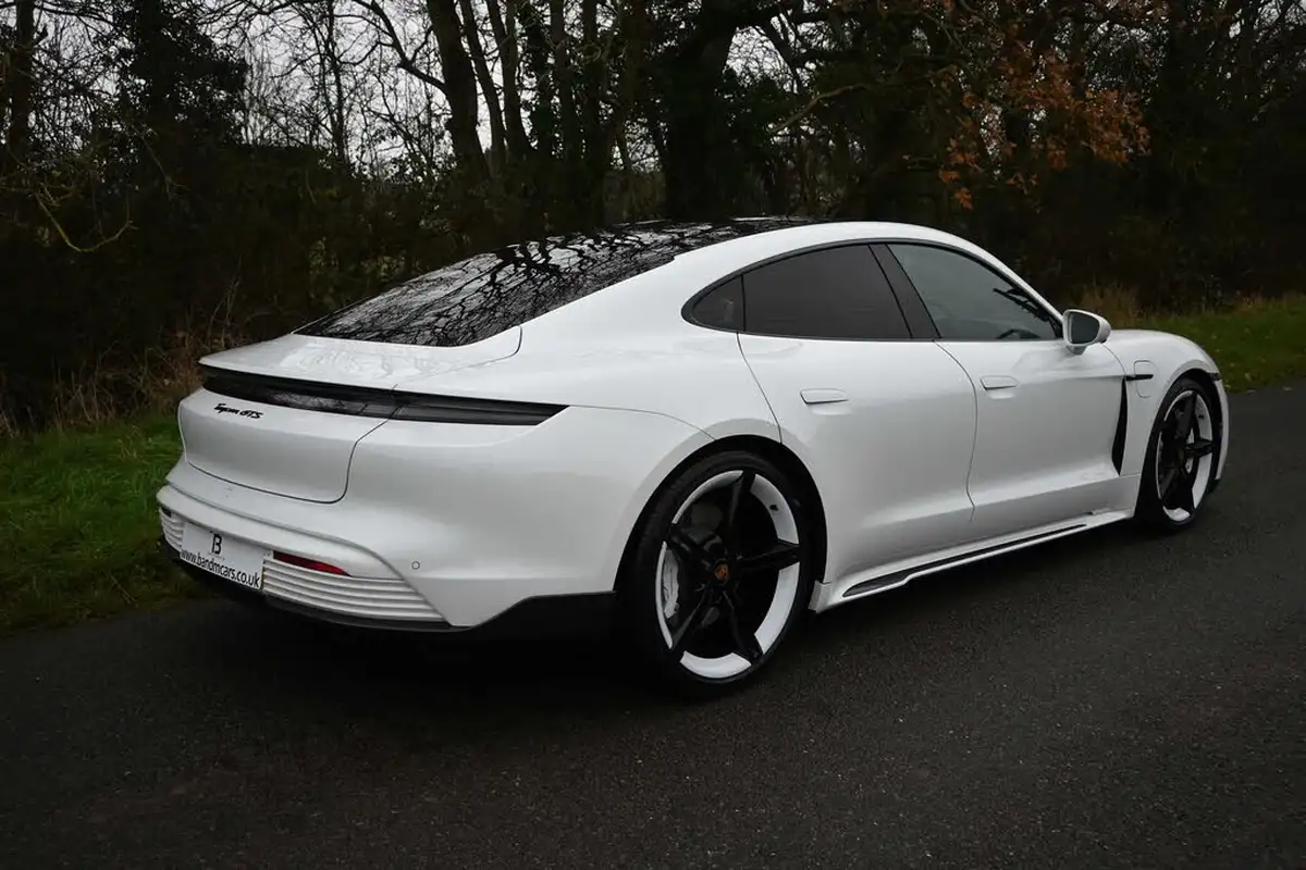 2022-porsche-taycan-e-gts-big-3