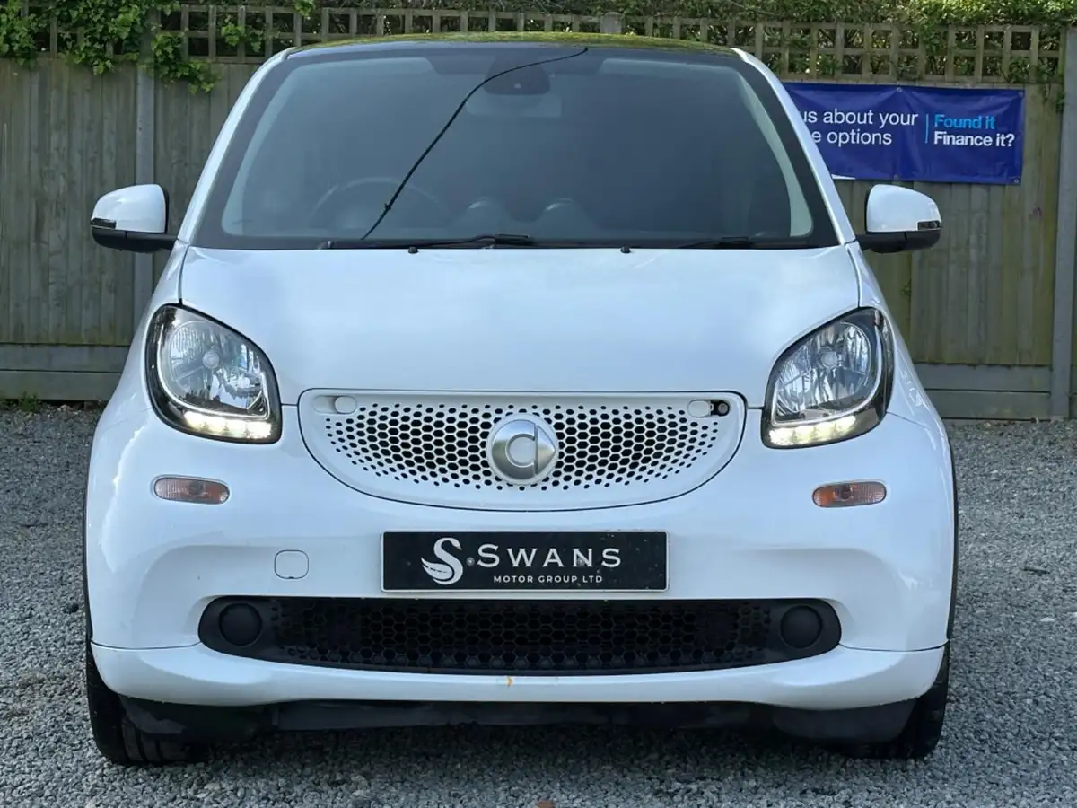 2017-smart-fortwo-09-edition-white-twinamic-big-3