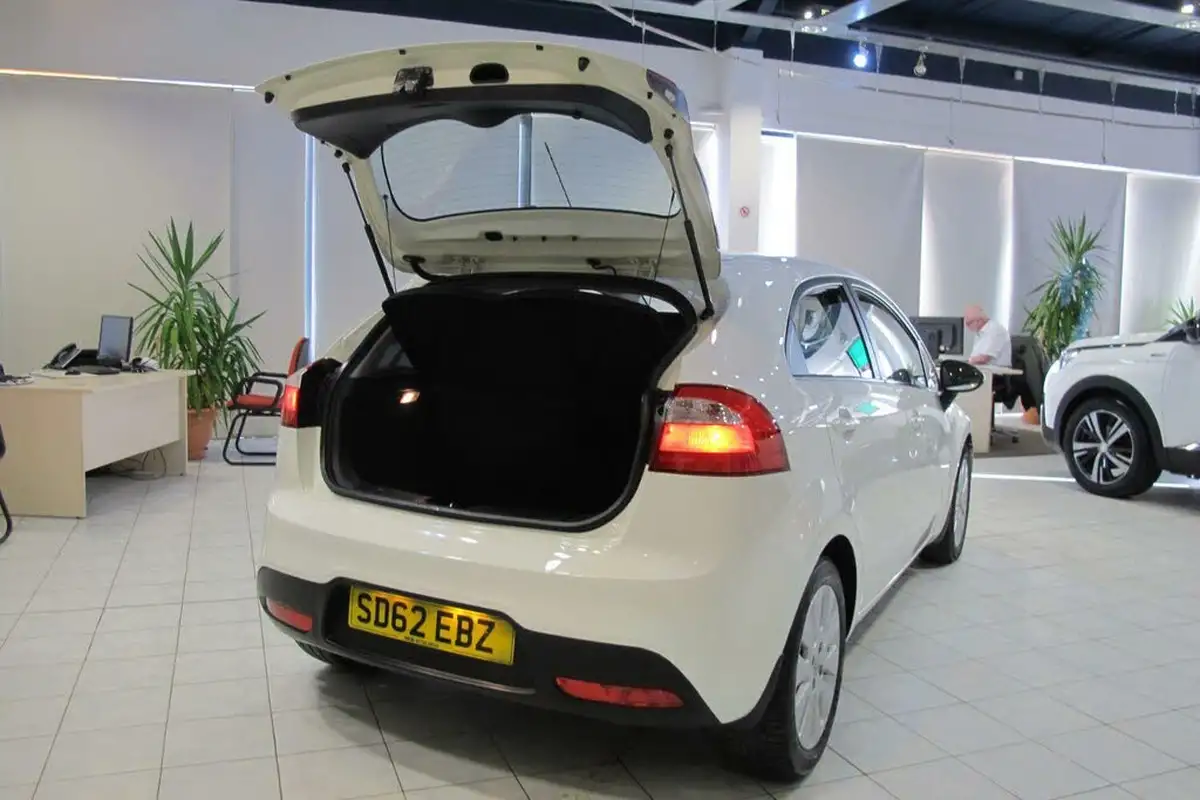 2012-kia-rio-125-2-5d-big-44