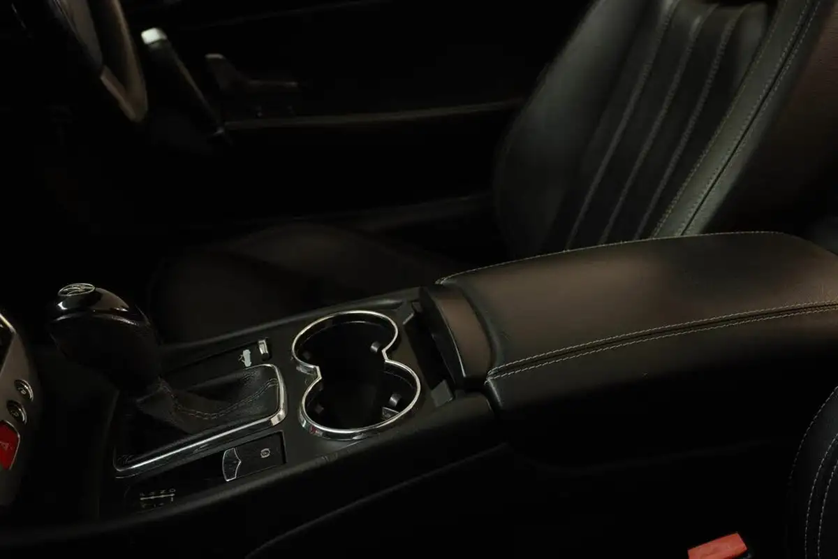2010-maserati-grancabrio-47-big-25
