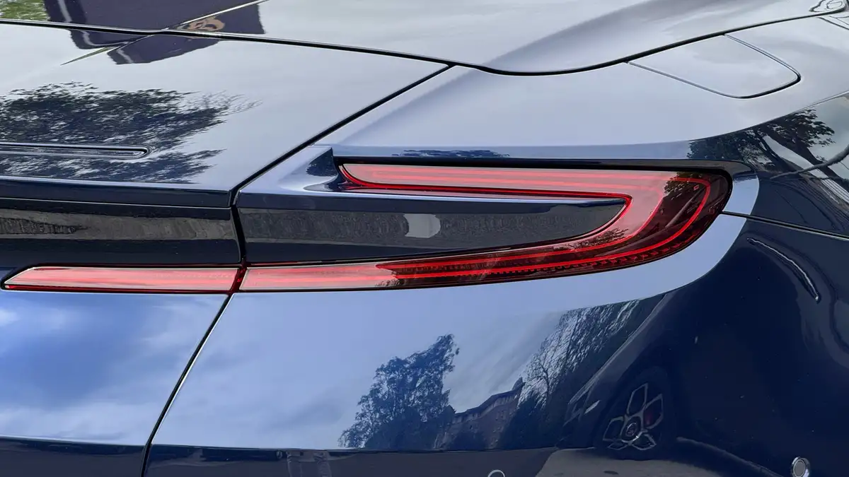 2019-aston-martin-db11-40-v8-big-16