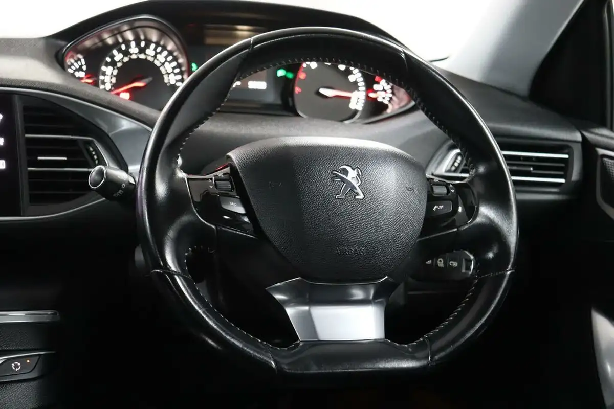 2016-peugeot-308-12-puretech-allure-130bhp-big-40