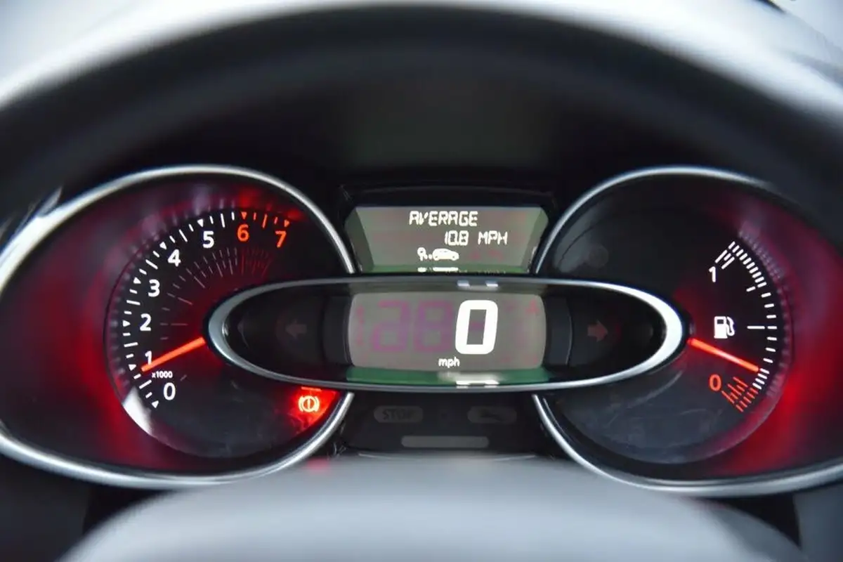 2017-renault-clio-09-tce-dynamique-s-nav-big-35