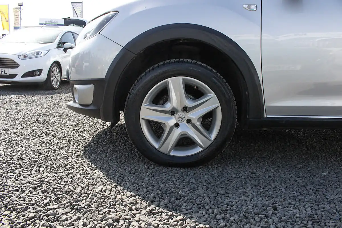 2015-dacia-sandero-stepway-15d-laureate-big-10