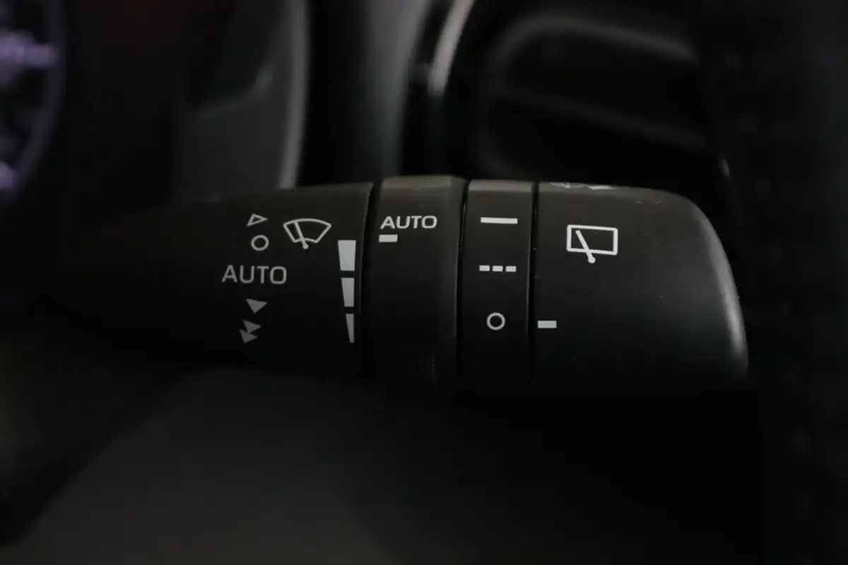 2021-toyota-yaris-15-vvt-i-icon-114bhp-hybrid-1490cc-e-cvt-big-19