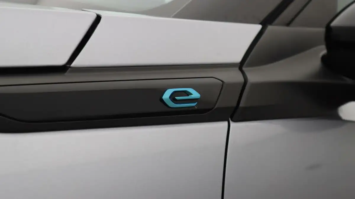2023-peugeot-2008-suv-e-gt-136bhp-50kwh-station-wagon-big-21