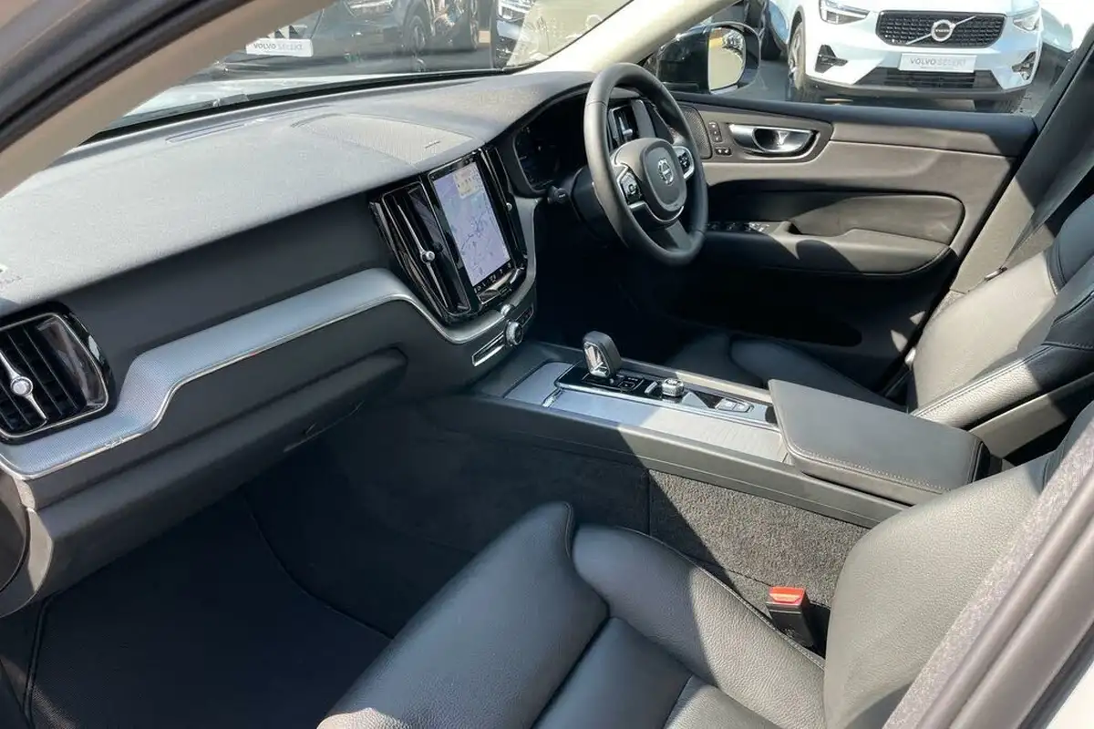 2024-volvo-xc60-20-b5-plus-big-25