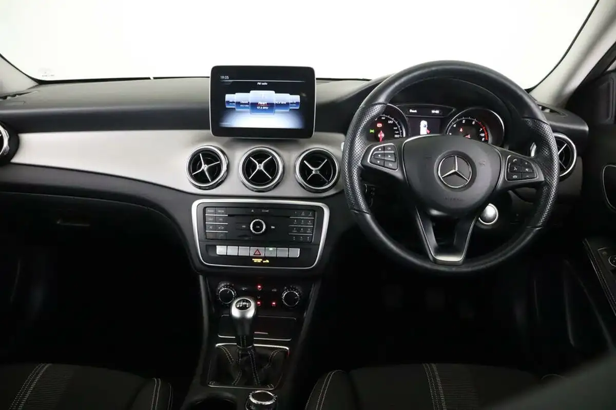 2018-mercedes-benz-gla-class-16-gla-180-urban-edition-ss-big-15