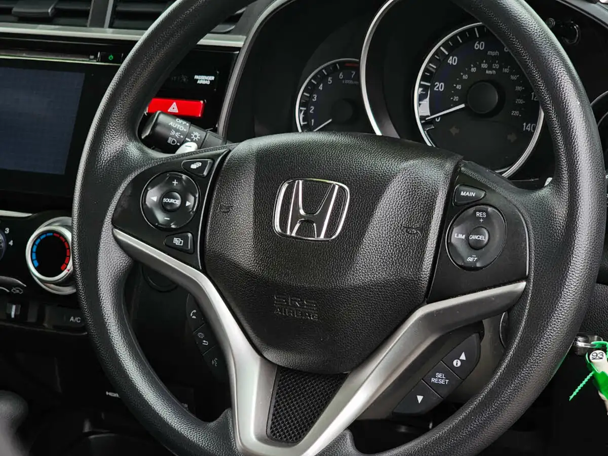 2017-honda-jazz-13-i-vtec-se-cvt-big-21