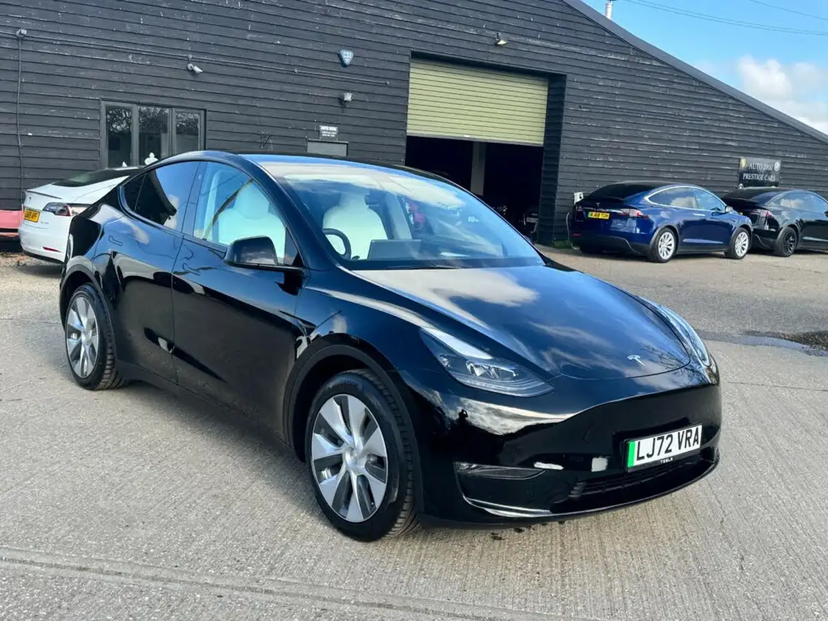 2023-tesla-model-y-e-long-range-big-0