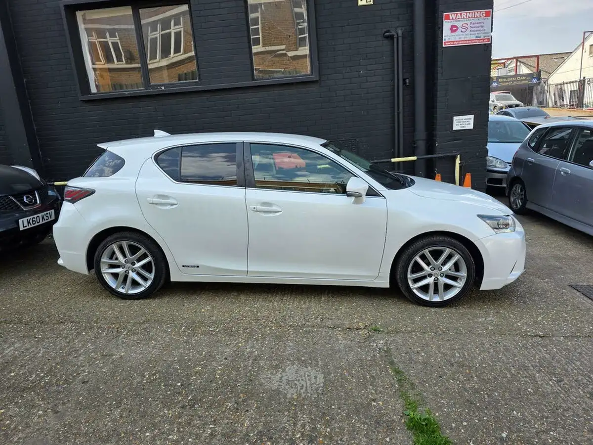 2015-lexus-ct-200h-18-advance-cvt-big-5