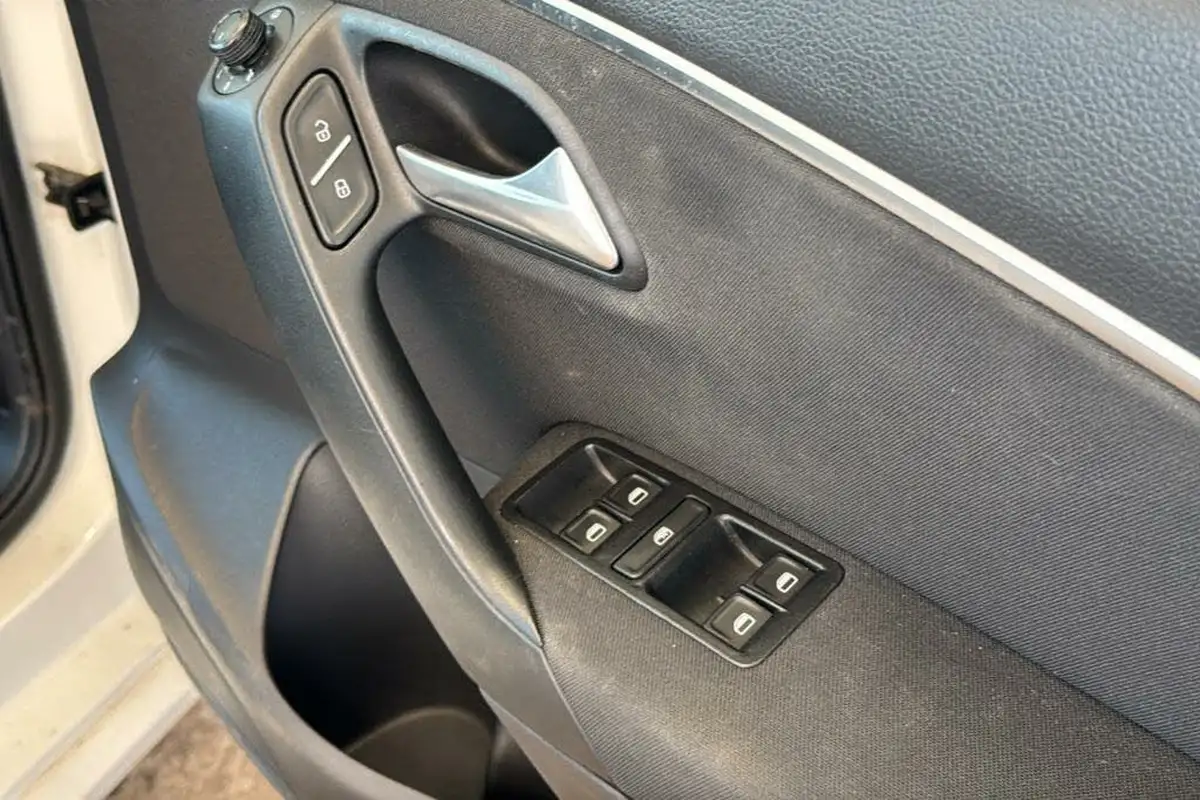 2015-volkswagen-polo-12-tsi-se-5d-big-19