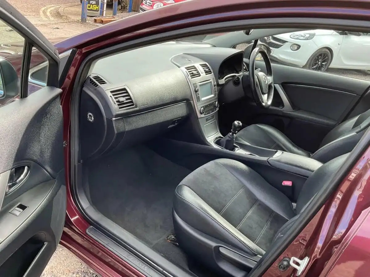 2015-toyota-avensis-20td-icon-business-edition-saloon-4d-big-3