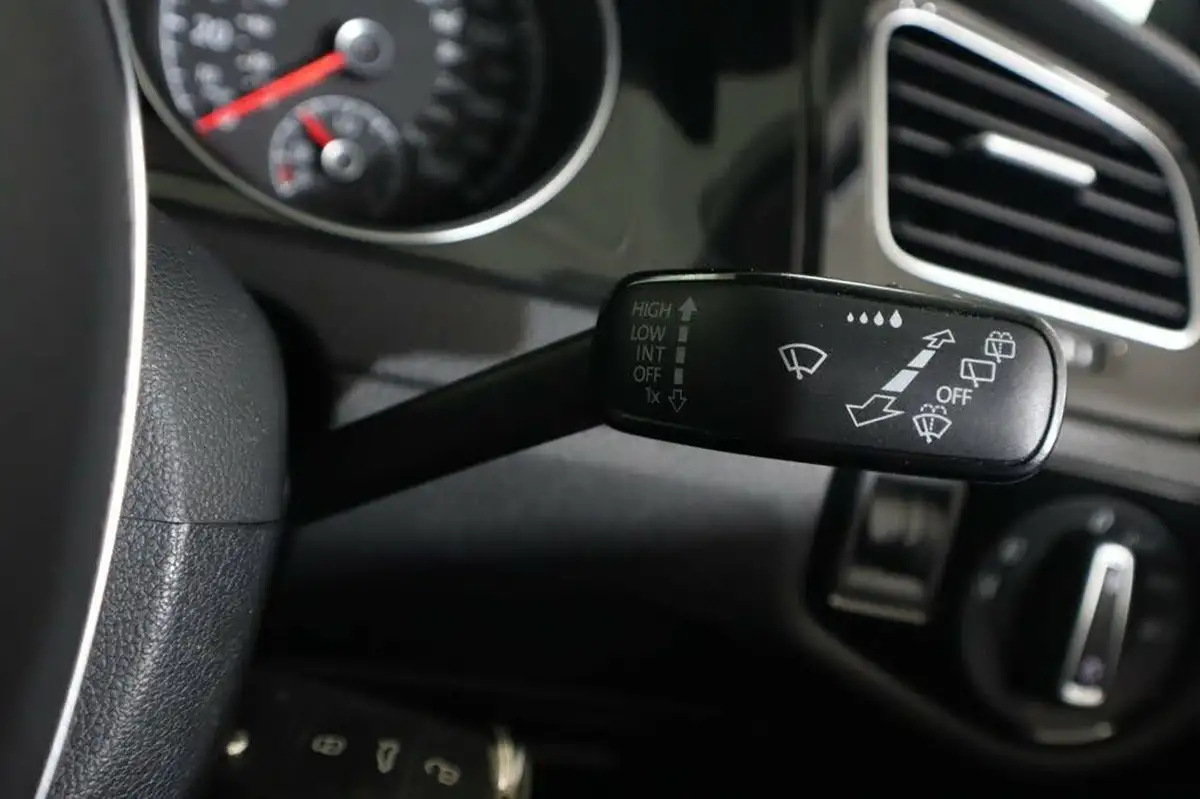 2014-volkswagen-golf-20tdi-gt-bmtss-hatchback-5d-big-26